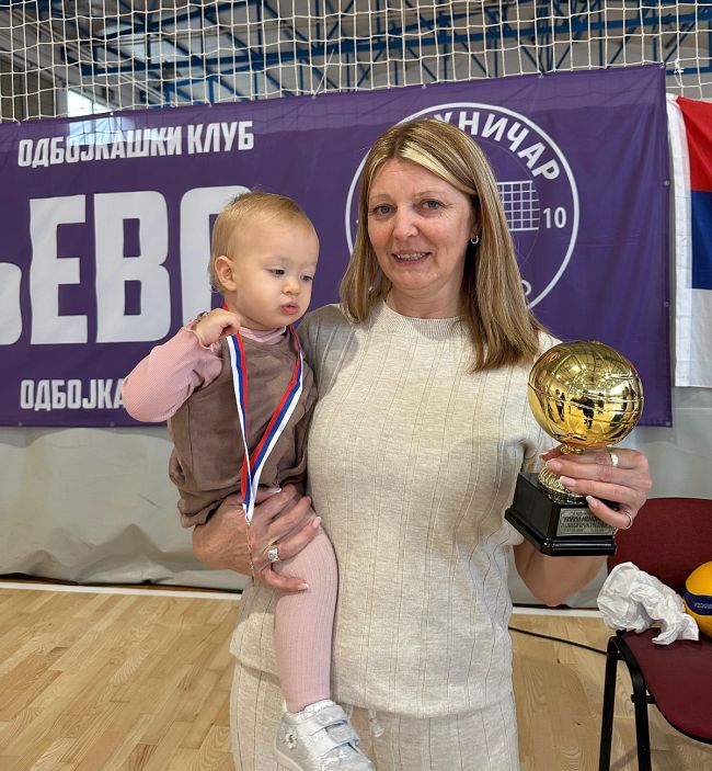 aaaTanja Marković Kikina mama sa unukom na šestom memorijalu
